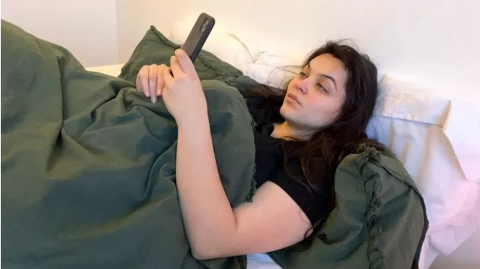 Fox suffers severe phone addiction after 14 hours daily on devices
