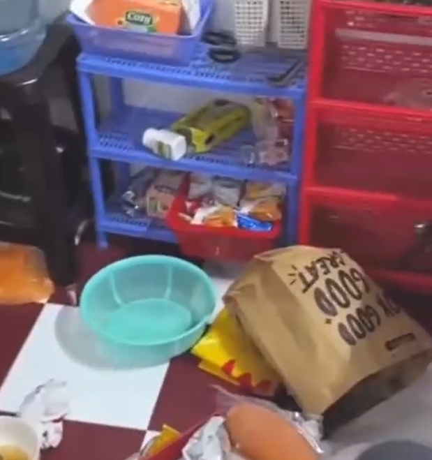 Landlord Catches Pretty Tenant Living in a Mess, Sparks Online Debate 3 Messy cluttered room