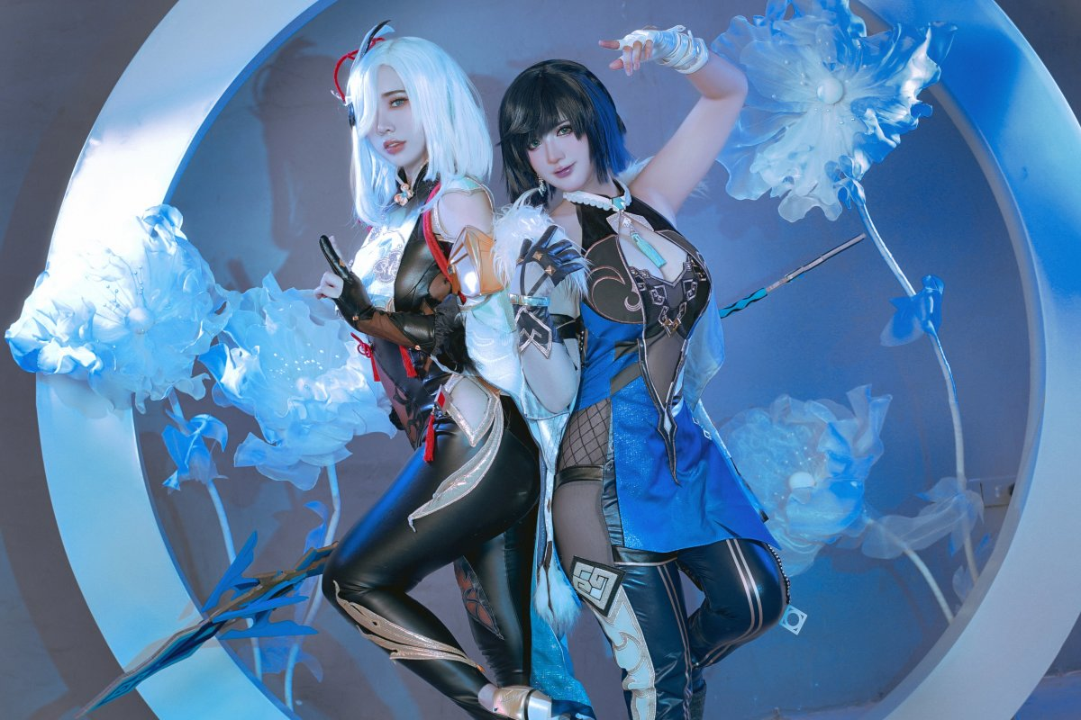 Top Cosplayers Shine at Vietnam Game Festival Finals 4 Cosplayers interacting with game developers