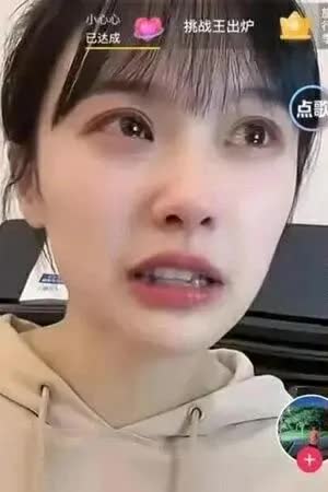 Chinese Preschool Teacher Quits After Livestreaming Huge Earnings 2 Overwhelmed with joy, Ms. Huang shed tears during the livestream