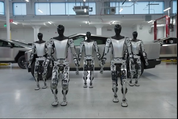 Elon Musk’s Robot Hug Photos Spark Shock Online 2 Tesla currently has at least 5 Optimus robot models that can walk and carry items. Photo: Tesla.