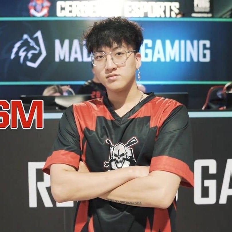 Team Refund's Nhism Melts Fans with Sweet Graduation Photo Gesture 1 16897524646511515621194
