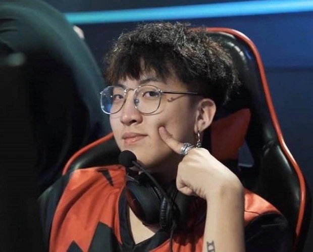 Team Refund's Nhism Melts Fans with Sweet Graduation Photo Gesture 2 Fans always show special affection and support for his work.