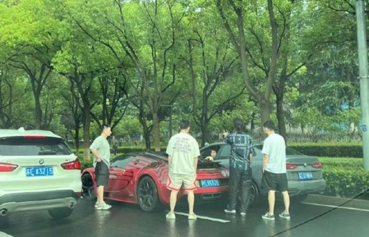 Bugatti Owner Threatens After Crash With BMW in China 1 Bugatti and BMW crash in Jiangsu, China