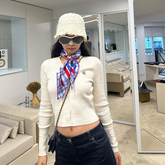 Why Gen Z's 'Flexing' Trend Is Taking Over Social Media 7 Jennie is called the queen of 'flex till your last breath' for wearing the same outfit from the dating rumor photo with V (BTS)