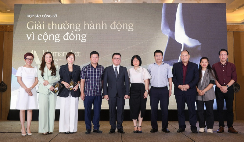 Human Act Prize Honors Community Impact Projects in Vietnam 2 Organizing committee representatives pose for a group photo