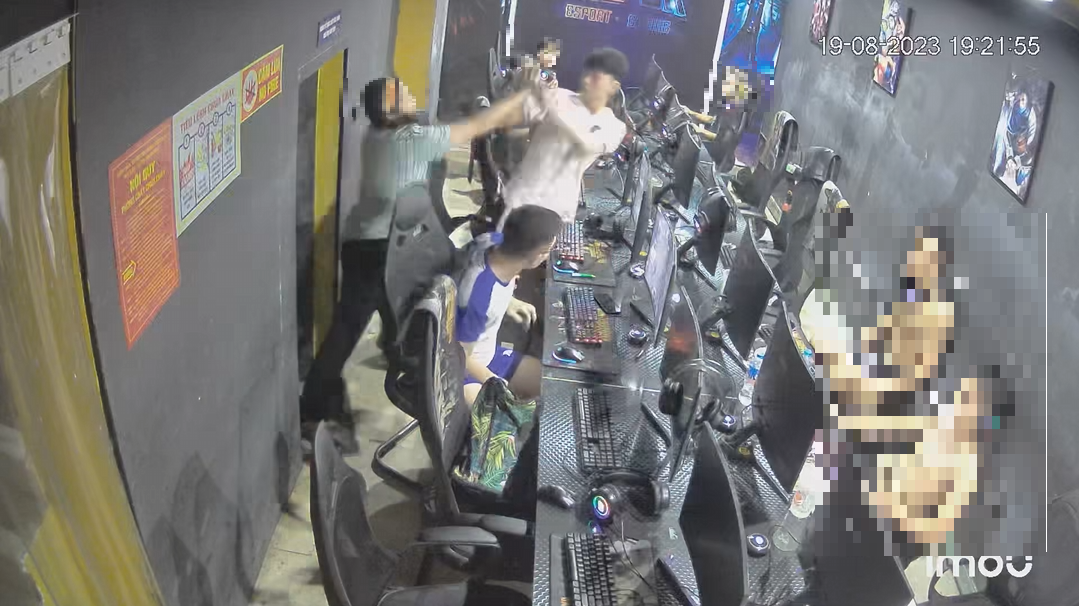 Female Gamer Suddenly Attacks Two Guys at Internet Cafe 2 pfei9ud 1692588662029 1692588662148954181568 1692591563879 16925915639631092169160