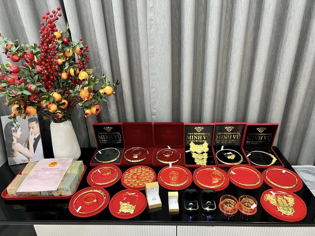 Quang Ninh Bride Stuns with Massive Gold and Cash Dowry 2 Quang Ninh bride's dowry sparks social media frenzy