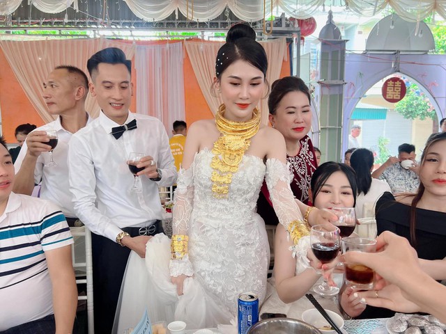 Quang Ninh Bride Stuns with Massive Gold and Cash Dowry 1 photo 4 16910471946471730613166 1691047856060 1691047856609467168851