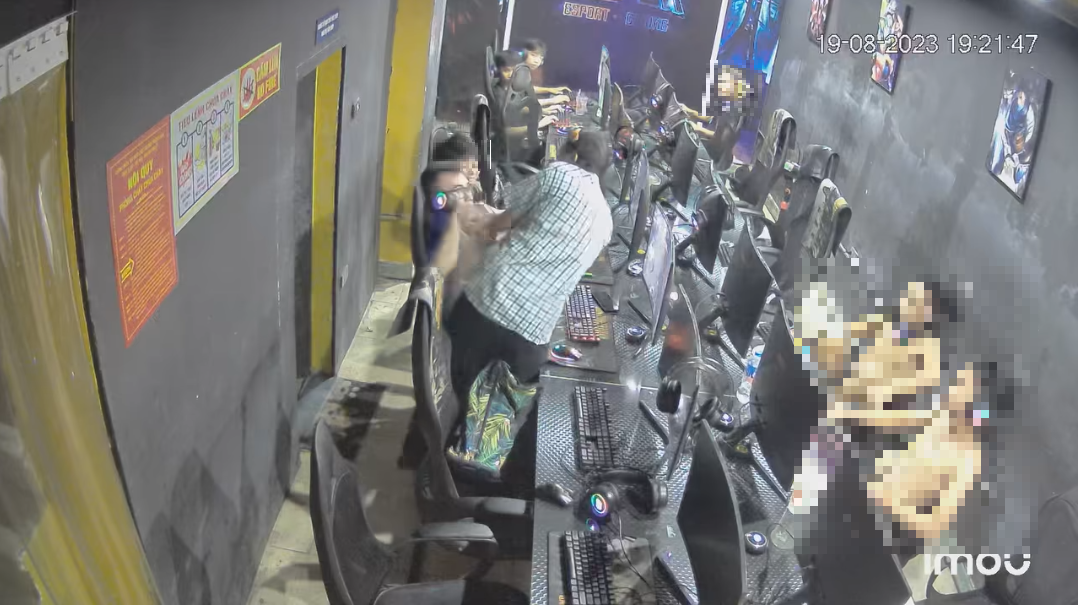 Female Gamer Suddenly Attacks Two Guys at Internet Cafe 1 tye2xvt 1692588657453 16925886578121996978250 1692591563110 16925915633201198198954