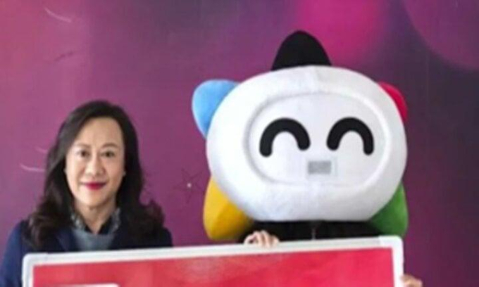 Man Wins Jackpot and Hands Prize to Wife, Winning Hearts Online 2 Mr. Li’s wife accepts the prize on his behalf.