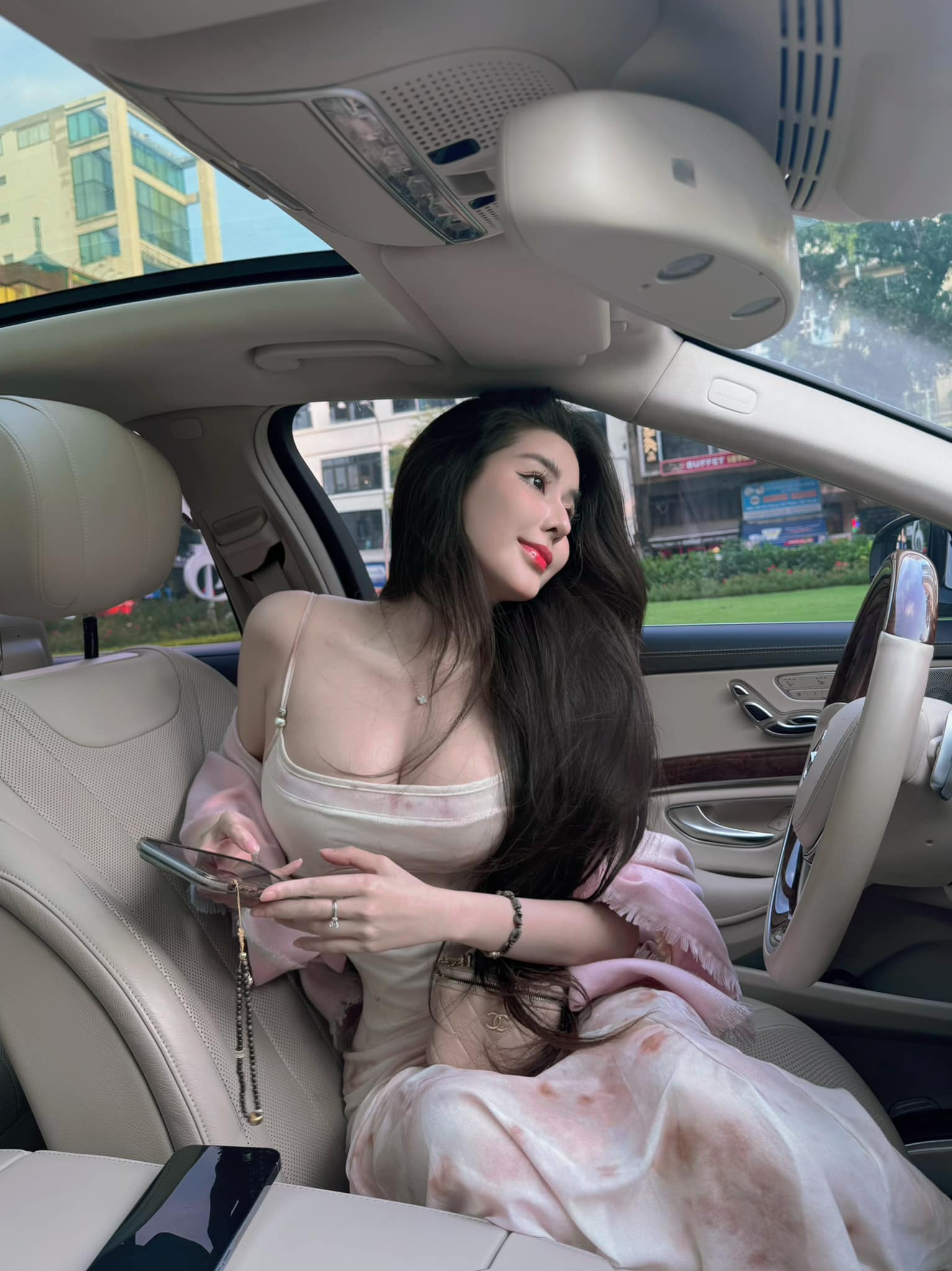 Võ Ngọc Trân’s Sweet Driver Role Has Fans Calling Her the Perfect Wife 4 3917673893530956040486561778158929393614702n 17008952754131025406344 1700910787619 17009107877721571885517