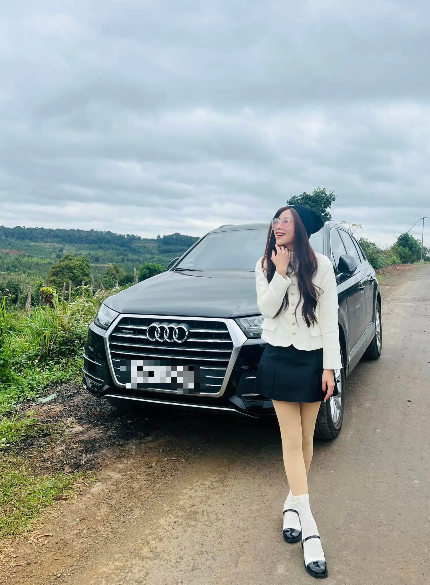 YouTuber Thơ Nguyễn Shows Off Billion-Dollar Assets After Diamond Play Button 3 Thơ Nguyễn relaxing on her farm