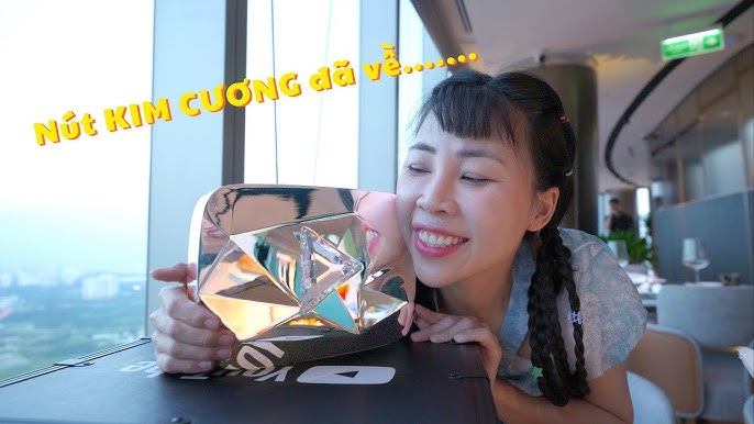YouTuber Thơ Nguyễn Shows Off Billion-Dollar Assets After Diamond Play Button 1 Thơ Nguyễn receiving Diamond Play Button