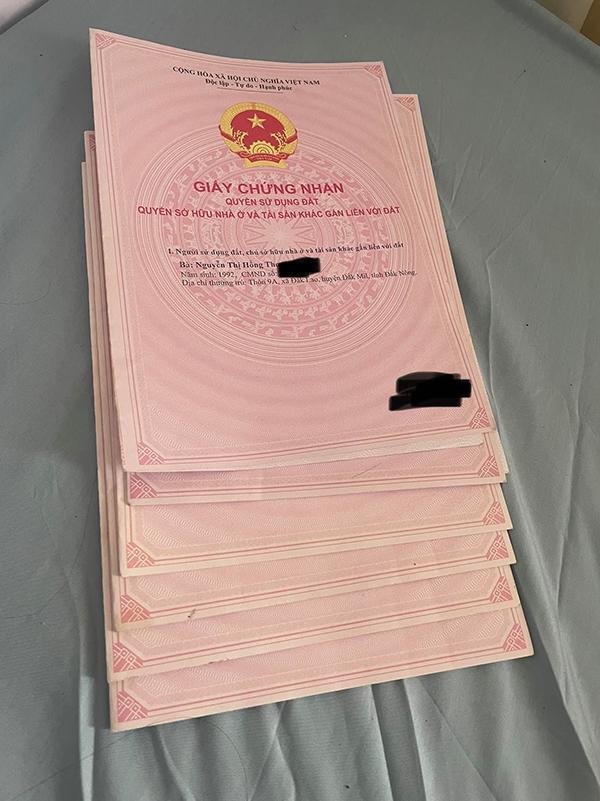 YouTuber Thơ Nguyễn Shows Off Billion-Dollar Assets After Diamond Play Button 2 Thơ Nguyễn showing property documents