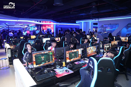OEG Stadium features 250 high-end PCs with endless gaming space and top-tier equipment. Separate zones include standard, VIP, VVIP rooms and streaming studios for entertainment and creativity.