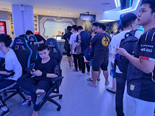 Long line of gamers checking in at OEG Stadium Viewing Party event.