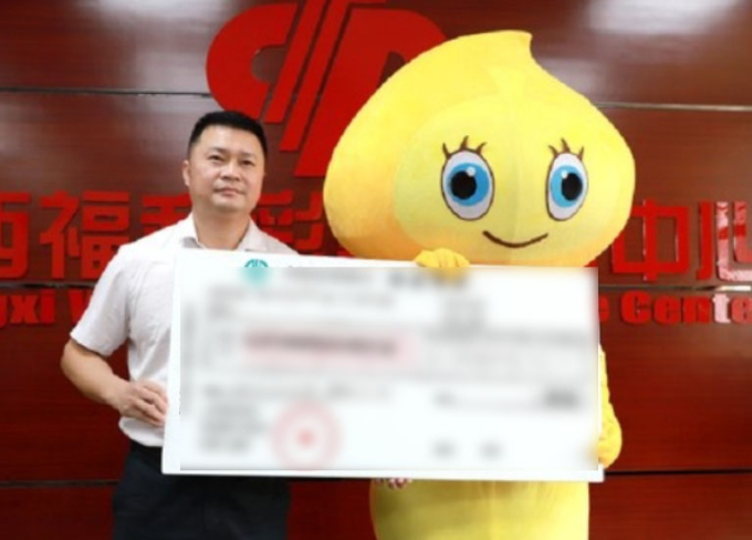 Man Wins Jackpot and Hands Prize to Wife, Winning Hearts Online 1 Mr. Li didn’t dare tell his wife and kids about the win.