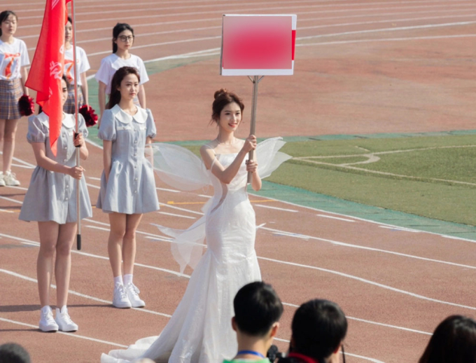 Xue Qing looks like a real-life angel.
