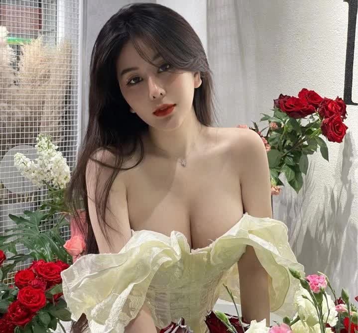 Võ Ngọc Trân’s Sweet Driver Role Has Fans Calling Her the Perfect Wife 1 Though not a famous actress or singer, this young woman has a huge social media following.