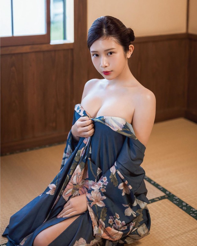 Model Faces Backlash for Selling Worn Lingerie for Charity 2 2 3425 1703389250928 17033892509951834142519