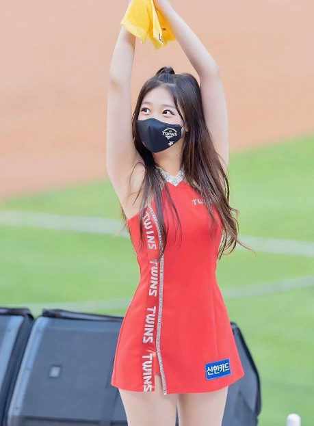 Masked Cheerleader Suhan Woo Stuns Fans with Stunning Look 1 2023 05 1718 02 26 1684321378 749 width459height623 0951 1701659842496 1701659842795839478136