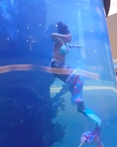 Mermaid Performer’s Quick Thinking Saves Her From Drowning 4 Mermaid removing tail