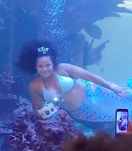 Mermaid Performer’s Quick Thinking Saves Her From Drowning 1 Mermaid performer swimming in tank