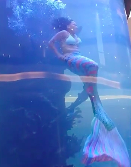 Mermaid Performer’s Quick Thinking Saves Her From Drowning 3 Mermaid tail caught on decoration underwater