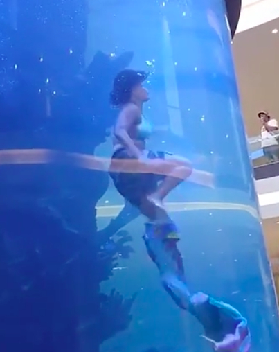 Mermaid Performer’s Quick Thinking Saves Her From Drowning 5 Mermaid swimming free after removing tail