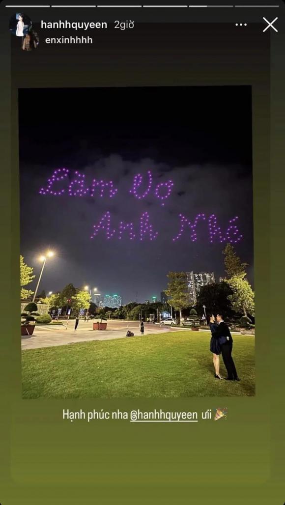 The drones lit up the sky forming romantic images and the words 'Marry me' that caught everyone’s attention.