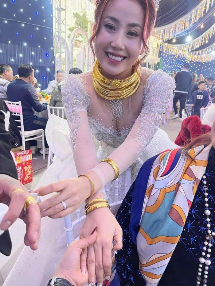 Just counting the gold necklaces shows this newlywed couple’s family is well-off.