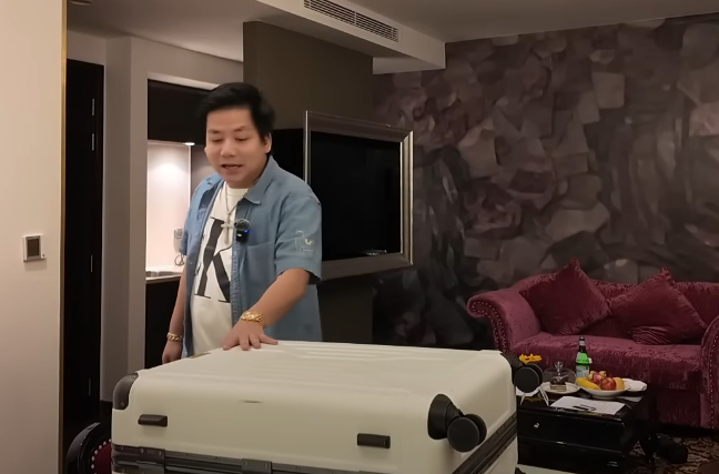 Khoa Pug at the famous bún chửi shop
