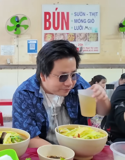 Khoa Pug joking with the bún chửi owner