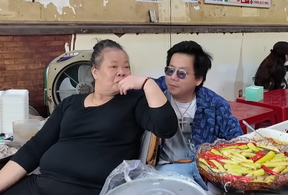 The bún chửi owner at her stall