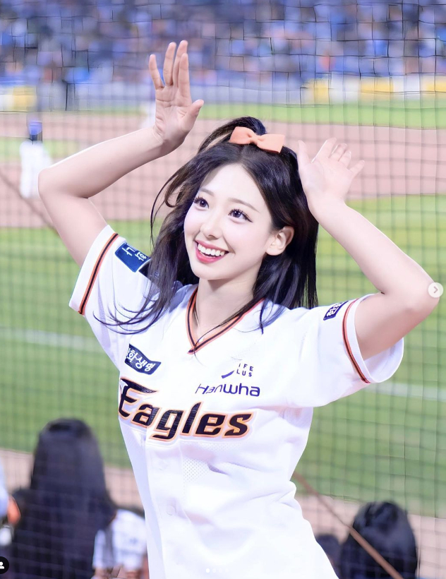 Masked Cheerleader Suhan Woo Stuns Fans with Stunning Look 3 screenshot 2023 12 04 094859 0951 1701659843795 17016598438942058010188