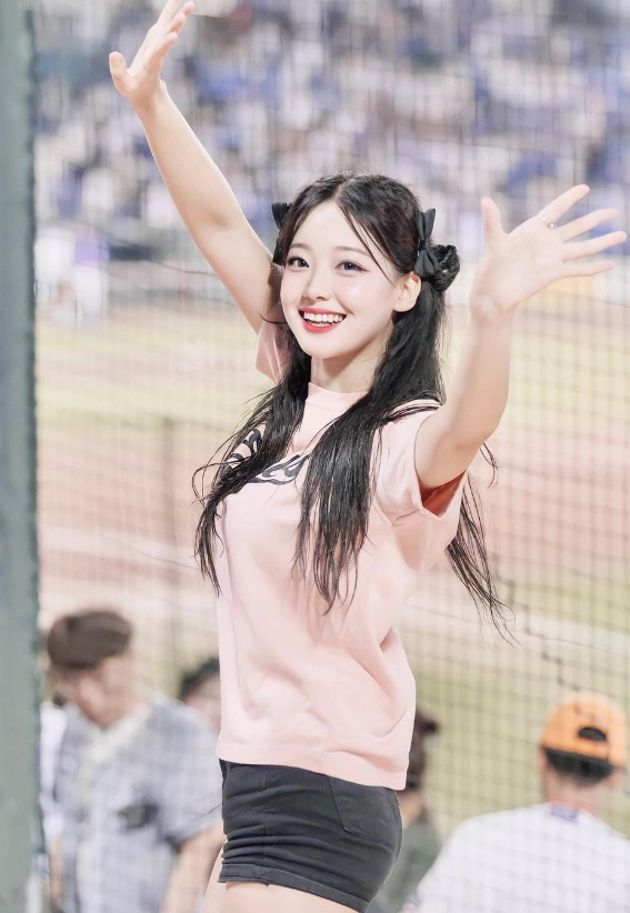 Masked Cheerleader Suhan Woo Stuns Fans with Stunning Look 4 screenshot 2023 12 04 094913 0951 1701659844292 17016598443741807948517