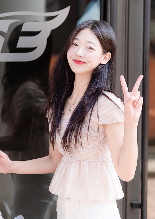 Masked Cheerleader Suhan Woo Stuns Fans with Stunning Look 8 screenshot 2023 12 04 094925 0951 1701659846585 17016598466511388886570