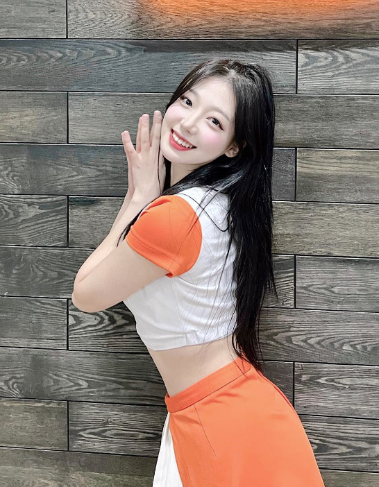 Masked Cheerleader Suhan Woo Stuns Fans with Stunning Look 6 screenshot 2023 12 04 094949 0951 1701659845560 1701659845616691096354