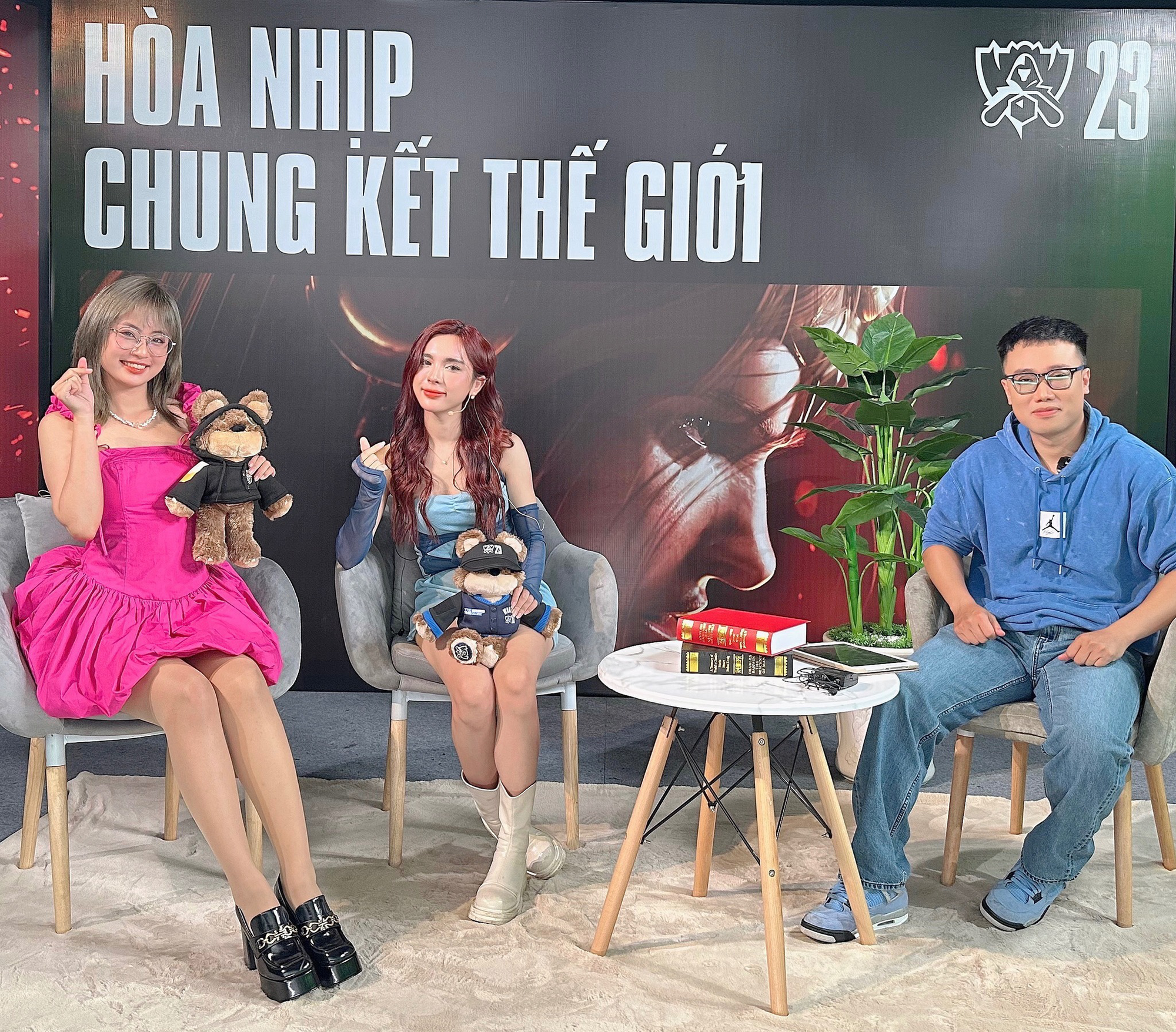Meet Remind, the Only Female MC Dominating VCS 2024 Spring 6 Tú Anh Susu on VCS broadcast