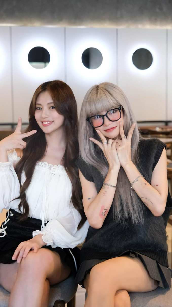Korean Star Young Ju Wows Fans with Vietnamese Quiz Skills 8 Young Ju posing with fans