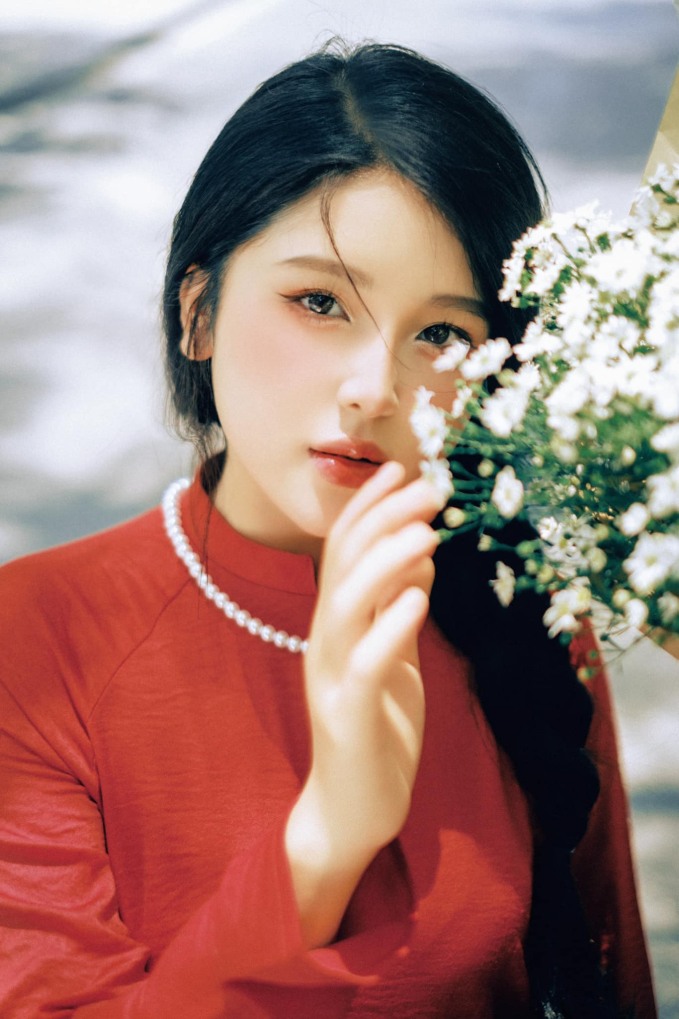 Tran Thanh Nga in elegant ao dai