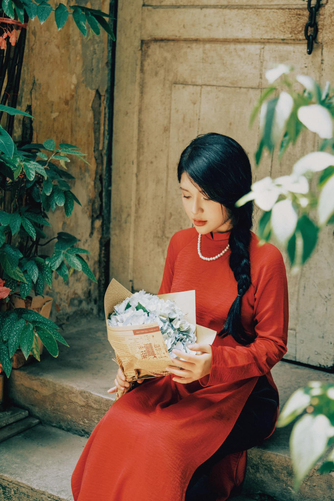 Tran Thanh Nga showcasing traditional Vietnamese beauty