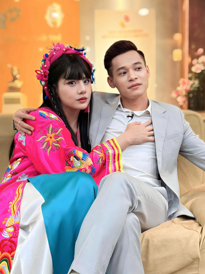 Streamer Độ Mixi Shocks Fans with Cozy Photo of 'Mysterious Girl' 1 Độ Mixi hugging a mysterious girl