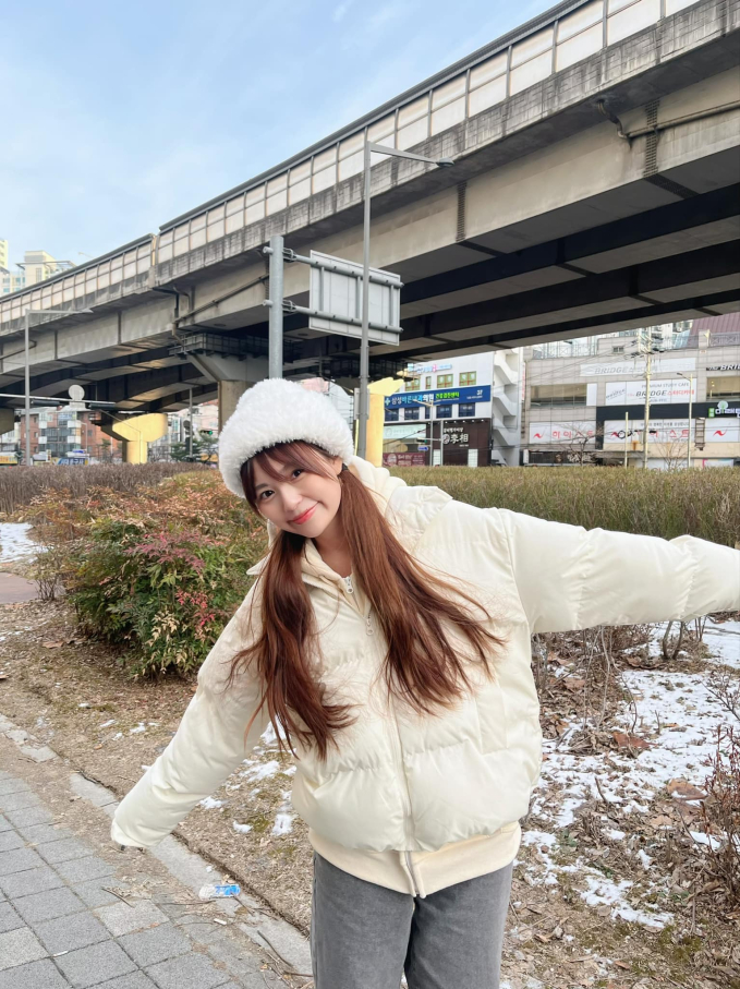Korean Star Young Ju Wows Fans with Vietnamese Quiz Skills 1 Young Ju posing in stylish outfit