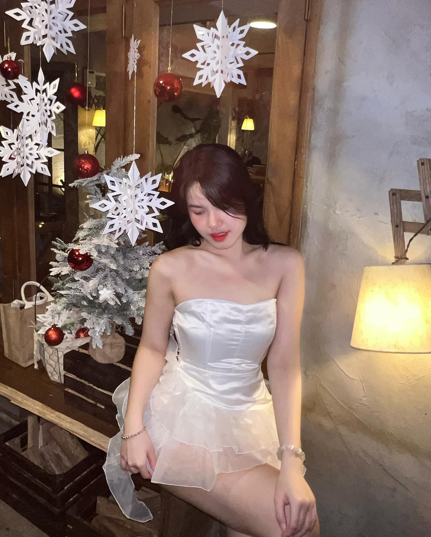 Meet the Stunning Senior Who Won Over a Top IT Engineer 8 Ngoc Lan posing confidently