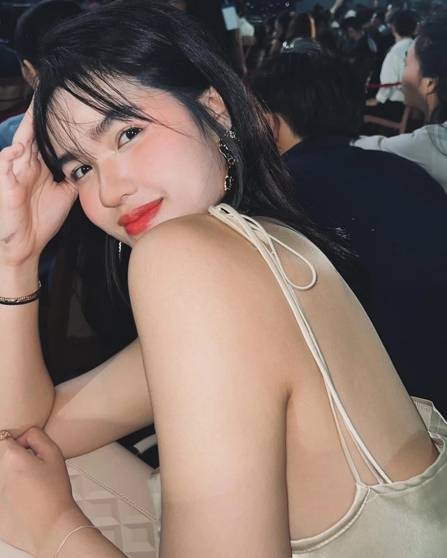 Meet the Stunning Senior Who Won Over a Top IT Engineer 7 Ngoc Lan enjoying a stylish outing