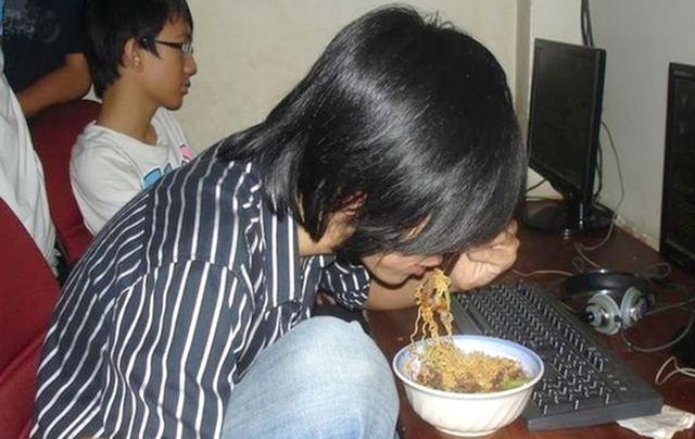 K-Pop Star Hyomin Loves Vietnamese Instant Noodles 3 Hyomin enjoying a bowl of Vietnamese instant noodles