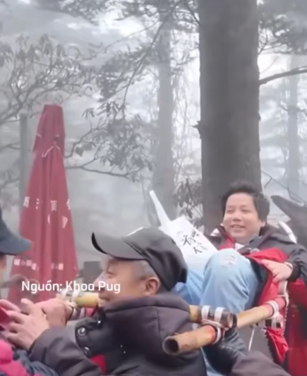 Khoa Pug Spends Big to Avoid Hiking After Leg Surgery 2 Khoa Pug using porter service