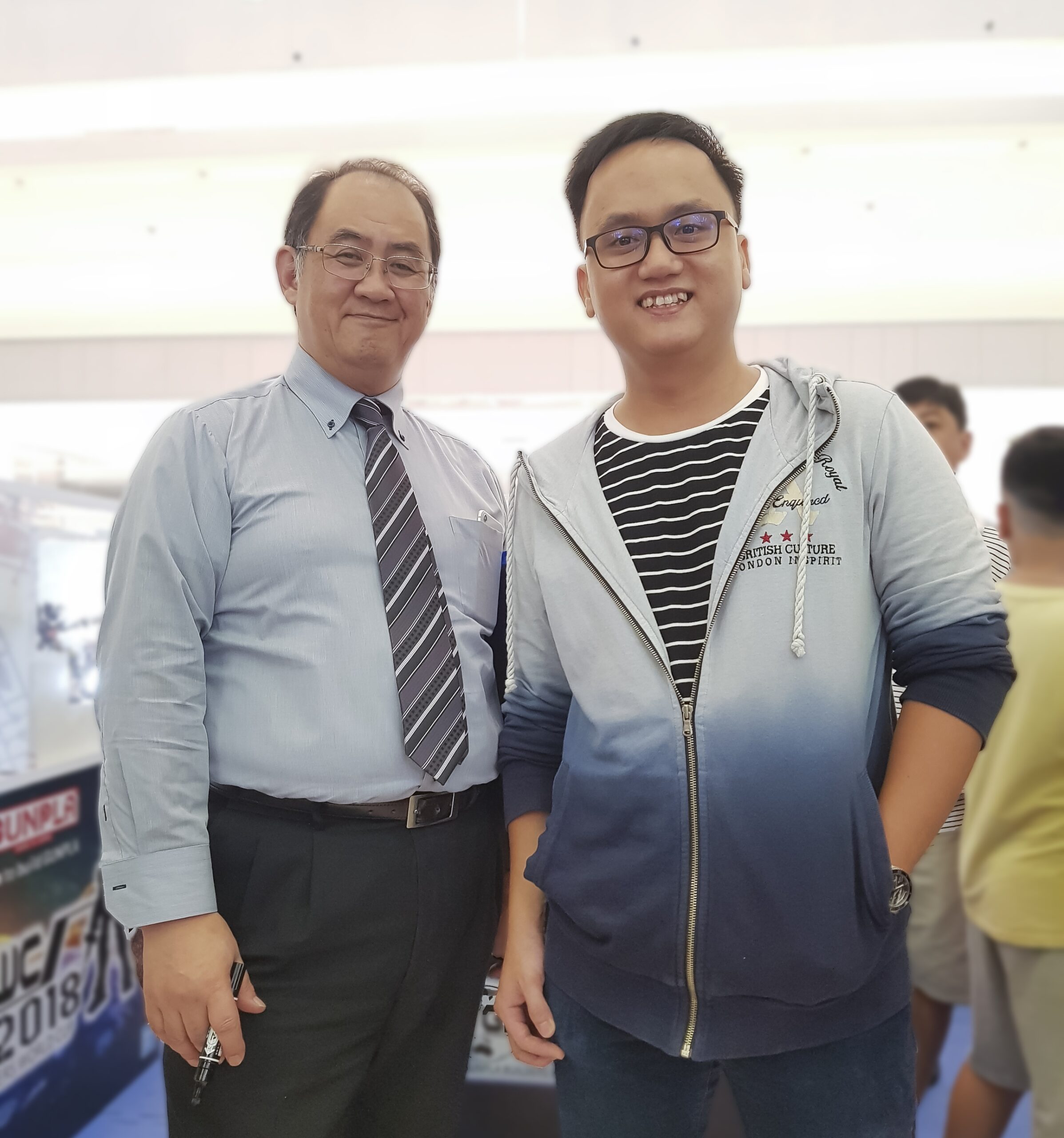 Collector Shows Off Massive Gundam Model Collection After 11 Years 5 Minh meeting Meijin Kawaguchi, Chairman of the Gunpla Builder World Cup Executive Committee in 2018 - the World Cup of Gundam modeling.